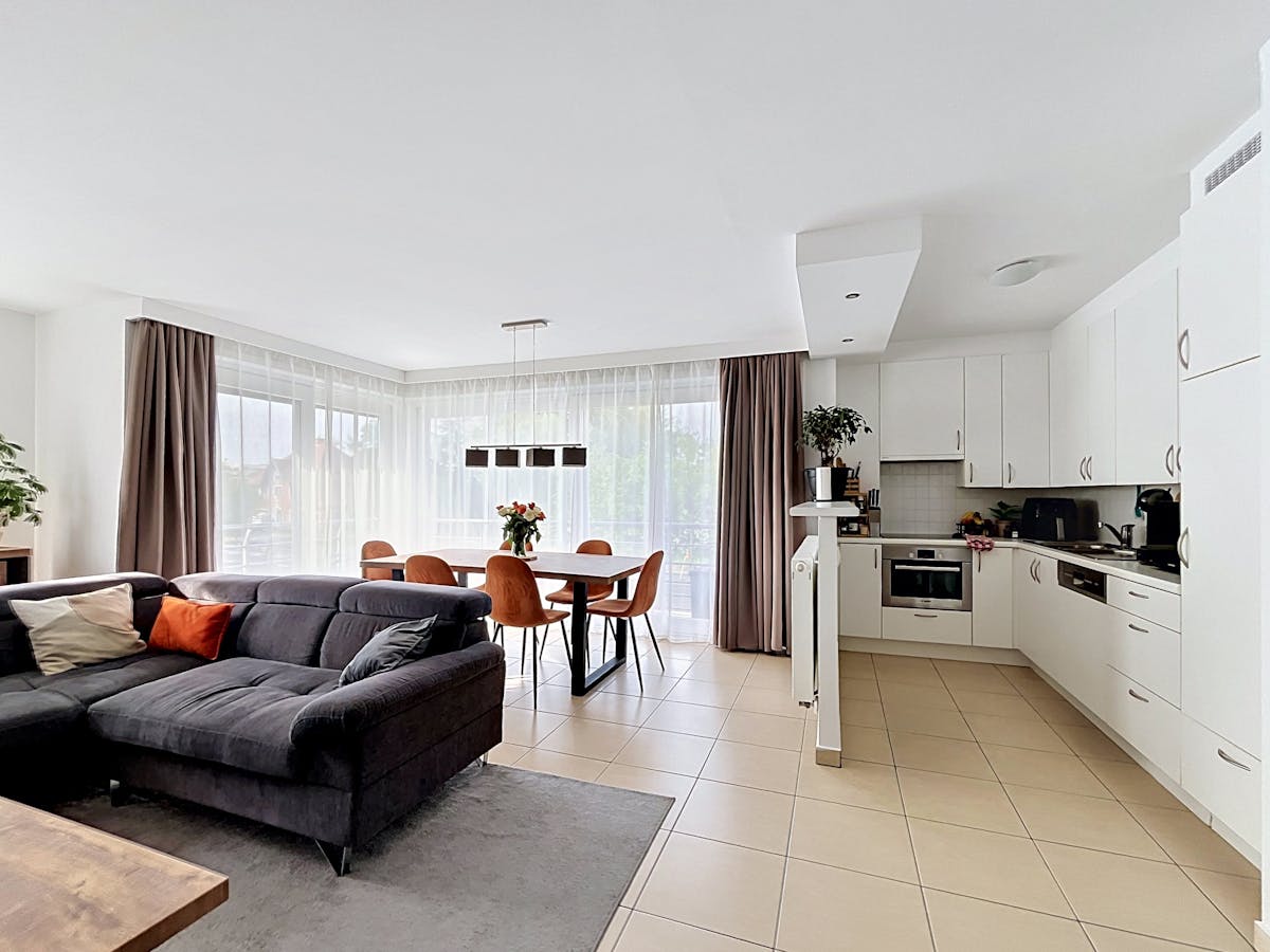 Lichtrijk 2-slaapkamerappartement met staanplaats te huur in Brugge - foto 2