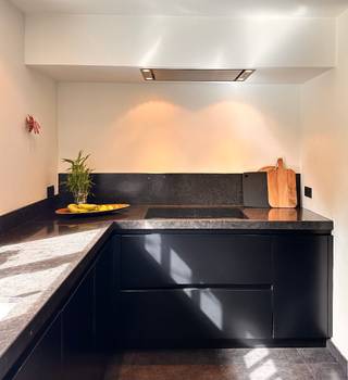 Instapklare open bebouwing met EPC A, 180 m² bewoonbare oppervlakte en zonnige tuin
Deze woning uit 1958 werd gerenoveerd naar de hedendaagse standaard met oog voor energie en kwaliteit
Het gelijkvloers biedt een ruime en lichtrijke leefruimte van ongeveer 70 m², waar woonkamer, eetkamer en keuken in een U-vorm rond de traphal werden gebouwd. Grote raampartijen zorgen voor een overvloed aan natuurlijk licht en een mooi zicht op het omliggende groen.
De moderne keuken is uitgerust met kwalitatieve AEG-toestellen, waaronder een stoomcombi-oven, combi-microgolfoven, inductiekookplaat, koelkast, vaatwasser en Quooker.
Op de verdieping bevinden zich twee ruime slaapkamers, een bureauruimte en een recent vernieuwde badkamer met inloopdouche, dubbele lavabo en toilet. Via een trap in de bureelruimte bereik je de zolderverdieping, die dankzij twee grote dakramen werd ingericht als een volwaardige slaapkamer van circa 23 m².
Extra comfort wordt geboden door airconditioning in de leefruimte en slaapkamers, HR++-beglazing, een ventilatiesysteem en zonnepanelen. De woning behaalt hierdoor een uitstekend EPC A-label.
Buiten geniet je van een perceel van 510 m² met een zonnige zuidwestgerichte tuin, veel privacy en een ruim terras van ongeveer 35 m². De volwassen tuin zorgt voor een aangenaam klimaat.
Verder beschikt de woning over een inpandige garage, parkeerplaats voor twee wagens op eigen terrein, een praktische wasplaats van 12 m² en een droge kelder.
De ligging vormt een extra troef: openbaar vervoer, scholen, winkels en het ziekenhuis bevinden zich allemaal op wandelafstand.