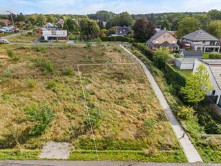 Terrain à bâtir dans un environnement calme et boisé d'une superficie de 760 m². Convient pour la construction d'une maison unifamiliale ouverte...