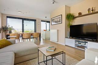 <strong>Penthouse met panoramisch uitzicht</strong><br /><br />Lichtrijke penthouse van<strong> ca. 100 m²</strong> <span>gelegen in een recent gebouw van <strong>2020 </strong>te Deurne-Zuid.</span> Het appartement <span>op de <strong>7de en hoogste verdieping</strong> </span>combineert moderne afwerking met enorm veel buitenruimte. Dankzij de terrassen rondom het appartement geniet u, door de grote raampartijen, van een natuurlijke lichtinval op verschillende momenten van de dag. <br /><br /><span>Vlakbij hebt u alsook invalswegen, het openbaar vervoer, winkels, horeca met gezellige terrasjes, het domein <strong>Rivierenhof, Boekenbergpark en Te Boelaerpark.</strong></span><br /><br /><strong>Indeling</strong><br />- Inkomhal<br />- Badkamer met inloopdouche<br />- Toilet<br />- Slaapkamer 1 met dressing<br />- Slaapkamer 2 met bureau<br />- Leefruimte met aansluitend de eetkamer<br />- Open en volledig geïnstalleerde keuken<br />- Technische ruimte / berging<br /><br /><strong>Bijzonderheden</strong><br /><span>- Mobiscore van </span><strong>9,2/10<br /></strong>- Gebouw van <strong>2020 </strong><br /><span>- Gunstige </span><strong>EPC B</strong><span> met een score van </span><strong>107 </strong>kWh/(m² jaar)<br />- Elektrische installatie <strong>conform</strong><br />- <strong>Asbestvrij</strong><br />- <span>Dubbele beglazing met <strong>aluminium </strong>schrijnwerk </span><br />- Automatische <strong>zonneluifels </strong>met ingebouwde verlichting<br />- <strong>Terrasverwarmers</strong><br />- Automatische zonnescreens<br />- <strong>Zonnepanelen</strong><br />- <strong>Ventilatiesysteem </strong>type D<br />- Ruime kelderberging<br /><strong>- Autostaanplaats inbegrepen</strong><br /><br /><em>Stedenbouwkundige informatie in aanvraag.</em>