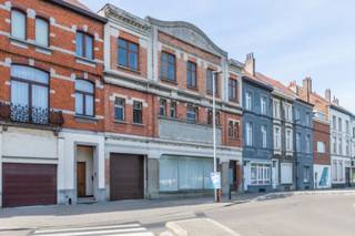 COMMERCIËLE TOPLIGGINGEen riante werkplaats/loods van 472m² met kantoren + appartementGelegen naast station en inwalswegen.WERKPLAATS/LOODS (472m²):...
