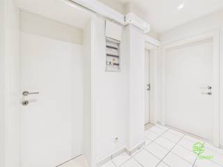 <p><span>In de schaduw van de Sint-Maartenkerk vinden we dit praktisch ingericht appartement op de tweede verdieping van een kleine residentie. </span></p><p><span>Horeca, handelszaken, scholen, vrijetijdsmogelijkheden, … liggen allemaal op wandelafstand. </span></p><p><span>Eveneens is het treinstation te voet zeer gemakkelijk te bereiken en biedt ze een vlotte verbinding richting Hasselt, Leuven en Brussel. </span></p><p><span> </span></p><p><span>Het gebouw werd midden jaren ’90 volledig gestript en heropgebouwd. In de aankomende zomer zal er nog een volledig nieuw dak geplaatst worden waardoor er geen grote toekomstige investeringen meer nodig zullen zijn. Het gebouw beschikt niet over een lift waardoor de gemeenschappelijke kosten ook gevoelig lager zijn. </span></p><p><span> </span></p><p><span>Binnenkomen doen we in de centrale hal vanwaar alle kamers in het appartement toegankelijk zijn. De leefruimte aan de voorzijde geniet van een aangename lichtinval dankzij de grote ramen. Hier vinden we ook een klein terrasje terug. De open keuken is voorzien van alle nodige toestellen en beschikt over een aangrenzende kleine berging. </span></p><p><span>Het slaapgedeelte is voorzien van twee ruime slaapkamers aan de achterkant, een apart toilet en de badkamer. Deze is uitgerust met een ligbad met douchefunctie, de aansluiting voor de wasmachine en een ruim meubel met dubbele lavabo. </span></p><p><span> </span></p><p><span>Het appartement is momenteel verhuurd waardoor u onmiddellijk kan genieten van de huuropbrengsten.</span></p><p><span> </span></p><p><span>Pluspunten:</span></p><p><span>- ligging in het centrum</span></p><p><span>- kleine residentie</span></p><p><span>- verwarming dmv lucht/lucht warmtepomp</span></p><p><span> </span></p><p><span>De vermelde bewoonbare oppervlakte is de netto-oppervlakte van de appartement.</span></p>