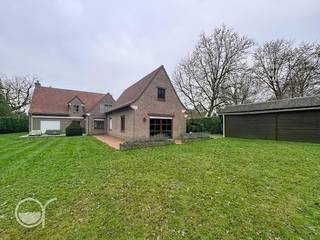 Deze woning is aangebouwd aan de voorliggende villa en beschikt over een gemeenschappelijke grote tuin. Via de individuele inkom gaan we in...