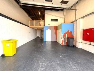 <p>Opslagruimte/magazijn te huur in het centrum van Herentals.</p>
<p><span>Opslagruimte/magazijn met een grote automatische sectionale poort en een aparte inkomdeur aan de linkerzijde, gunstig gelegen in de stadskern van Herentals.</span></p>
<p><span>Het gelijkvloers omvat een opslagruimte/magazijn, een afzonderlijke toiletruimte, een bureel en een extra stockageplaats, samen goed voor een oppervlakte van ca. 95m².</span></p>
<p><span>Op de verdieping bevinden zich een bijkomende stockageruimte, een bureelruimte en een praktische bergruimte.</span></p>
<p><span>Het pand is voorzien van alle nodige nutsvoorzieningen, waaronder elektriciteit, aardgas en water.<br /><br />Extra info: geen verdere gemeenschappelijke kosten I onroerende voorheffing ten laste van de huurder I EPC label D I watertoets: P-score: A I G-score: A.<br /><br /></span></p>