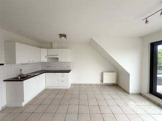 <p><span>Bright and cozy 1-bedroom apartment (50 m²) with a spacious NW- & -basement terrace, located in Berchem </span></p><p><span>3rd floor</span></p><p><span>(NO ELEVATOR)</span></p><p><span>Layout: </span></p><p><span>- living area with open kitchen on tile flooring (23 m²)</span></p><p><span>- Kitchen equipped with a new electric stove and range hood</span></p><p><span>- bedroom (14 m²)</span></p><p><span>- bathroom with shower stall, toilet, sink, and connections for a washer and dryer (9 m²)</span></p><p><span>- Northwest-facing terrace (20 m²)</span></p><p><span>- Separate basement storage room (2.6 m²)</span></p><p><span><br /><br /></span></p><p><span>EXTRA: FIXED COSTS €10/month (metered), separate gas, electricity, and water meters, NO ELEVATOR!</span></p><p><span> </span></p>