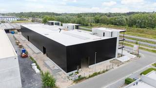 Deze indrukwekkende bedrijfsunits, gelegen in een stijlvol en modern complex, bieden een unieke kans voor ondernemers die op zoek zijn naar een nieuw bedrijfsgebouw op een uitstekende ligging. Er zijn 3 bedrijfsunits (kantoor + loods) te koop. De kantoren hebben een oppervlakte van 339 m² en worden casco verkocht. De loods van unit 2 heeft een oppervlakte van 987 m².<br /><br />De bedrijfsgebouwen worden verkocht als casco verwarmbare gebouwen zonder HVAC, volgens plannen en tekeningen van de architect en conform de omgevingsvergunning, huidig lastenboek en de voorwaarden opgenomen in de verkoopovereenkomst en eventuele statuten met<br />bijbehorend reglement van mede- eigendom. De gebouwschil voldoet aan de isolatienormen.<br /><br />Het project is opgesplitst in 3 entiteiten:<br />- Unit 1: magazijn met kantoorgebouw, links gezien vanaf de Industrieweg<br />- Unit 2: magazijn met kantoorgebouw, midden gezien vanaf de Industrieweg<br />- Unit 3: magazijn met kantoorgebouw, rechts gezien vanaf de Industrieweg<br /><br />De plannen kunnen gewijzigd worden in samenspraak met de promotor en het architectenbureau voor zoverre dit nog mogelijk is. Eventuele meerprijzen worden verrekend en worden gestaafd middels een verrekeningsvoorstel door promotor opgemaakt.<br /><br />PRIJS OP AANVRAAG<br /><br />Meer info? Contacteer Immo-Lys: bel 056 35 40 74 of mail info@immo-lys.be