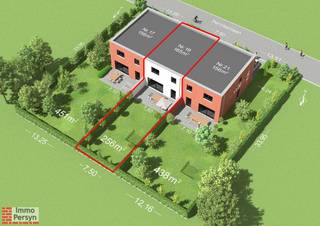 Deze prachtige gesloten bebouwing is de ideale starterswoning of gezinswoning voor wie houdt van comfort zonder zorgen. Gelegen in het hart van een kleinschalig project aan de Perzikenlaan, biedt deze woning een perfect evenwicht tussen een gezellige, geborgen sfeer en een verrassend ruimtelijk gevoel.<br />Dankzij de volwaardige verdiepingen zonder schuine wanden geniet je binnen van maximaal woonvolume. De grote ramen, zowel voor- als achteraan, zorgen de hele dag door voor een aangename lichtinval. De achtertuin is zuidelijk georiënteerd wat je de ganse dag zon geeft op je toekomstig terras en een ecologische wadi achterin, wat zorgt voor een natuurlijk en groen uitzicht. <br />Hier woon je energiezuinig, modern en vooral heel aangenaam.<br /><br />Je komt binnen via de inkomhal met apart gastentoilet. Van hieruit stap je de lichtrijke leefruimte binnen. Deze open ruimte omvat een gezellige zithoek en een eetplaats die via het grote schuifraam direct contact maakt met het terras en de tuin. De open keuken sluit naadloos aan op het leefgedeelte en biedt alle mogelijkheden voor een moderne inrichting met eiland. Aansluitend ligt de inpandige garage die eveneens plaats biedt voor een wasmachine en droger.<br />Via de trap bereik je de nachthal op de eerste verdieping met  met toegang tot 3 volwaardige slaapkamers, een toilet, de technische ruimte en badkamer met zowel een inloopdouche als bad en een dubbele wastafel. <br />Ondanks dat het een gesloten bebouwing betreft, beschik je over een mooie tuin. Het terras nodigt uit tot buiten eten, terwijl de wadi achterin de tuin zorgt voor een natuurlijke buffering van regenwater. Aan de voorzijde is er een toegangspad en parkeermogelijkheid.<br /><br /><br /><u><strong>INDELING</strong></u><br /><strong>Gelijkvloers</strong>: inkomhal, zithoek, eethoek, open keuken met eiland, garage/wasplaats<br /><strong>Eerste verdieping:</strong> nachthal, 3 slaapkamers, badkamer, toilet, technische ruimte<br /><strong>Tuin:</strong> terras, autostaanplaats<br /><br />*De prijs van 372.000euro is  exclusief BTW (12% op de bouwgrond - 21% op de woning) = totaalprijs van 442.650 euro<br />Deze woning wordt aangeboden zonder wet Breyne.<br /><br />Ervaar zelf de vele voordelen van deze woning tijdens een persoonlijke afspraak op ons kantoor. <br />Mail naar info@immopersyn.be of bel 013 444 008.