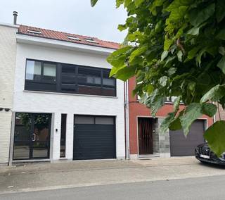 Gerenoveerde woning op toplocatie in een rustige straat nabij het centrum van Brasschaat. Volledig gerenoveerd in 2021.<br /><br />Via de lichte inkomhal betreden we de woning. Op onze rechterzijde verkrijgen we toegang tot de royale garage van 32m2, welke voorzien werd van een automatische sectionale poort. Aanpalend aan de garage is er nog een volledig ingerichte badkamer, een ruime slaapkamer (12m2) met toegang tot het overdekte terras en tuin, alsook een ruime berging/waskamer/technische ruimte van 10m2. Mits kleine aanpassing kan hier een aparte studio gecreëerd worden.<br />Op de eerste verdieping vinden we de vestiaire, alsook het gastentoilet en een bureauruimte (momenteel gebruikt als babykamer). Via de dubbele glazen deur betreden we de lichte en ruime leefruimte, dewelke overloopt in het eetgedeelte. De volledige leefruimte werd voorzien van visgraatparket. De eetruimte grenst aan de volledig ingerichte keuken met keukeneiland (oven, kookplaat met ingebouwde damkap, koelkast en vriezer, vaatwasmachine). Via het schuifraam is er toegang tot het zonneterras welke voorzien werd van een automatische zonneluifel. Het terras biedt toegang tot de tuin.<br />Op de tweede verdieping is er nog een compacte polyvalente ruimte, mooie badkamer met inloopdouche, wastafel en toilet, alsook twee slaapkamers (8m2) en (14m2).<br />Tot slot hebben we de grote L-vormige tuin (ongeveer 450 m2), dewelke een van de grootste troeven van de woning is en een oase van rust biedt. De tuin is volledig omheind en loopt achter de percelen van de 4 aanpalende woningen. Er is een tuinhuisje aanwezig. De tuin beschikt over enkele mooie fruit- en loofbomen.<br /><br />Bijkomende pluspunten:<br />- Het plat dak en zadeldak zijn volledig vernieuwd en geïsoleerd.<br />- Elektriciteit is conform.<br />- Energielabel B dus geen renovatieplicht!<br />- Hoogwaardig wollen tapijten aanwezig in de slaapkamers.<br />- Rolluiken aanwezig bij technische ruimte en slaapkamer gelijkvloers, alsook aan de binnenkant van de inkomdeur.<br />
