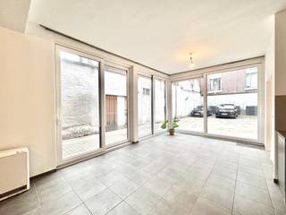 Te Gent zuid ligt dit appartement te huur met indeling als volgt: grote leefruimte met open keuken; Links een dressing of stockruimte met...