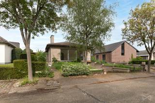 <strong>Te renoveren woning met tuin op gegeerde ligging in Nieuw Overlaar (Tienen)</strong><br /><br />Bent u op zoek naar een woning die u volledig naar eigen smaak en wensen kunt renoveren? Dan biedt deze charmante woning in Nieuw Overlaar een unieke opportuniteit. Gelegen in een rustige en groene woonomgeving, beschikt deze eigendom over een aangename tuin en vormt zij de ideale basis voor wie op zoek is naar een renovatieproject met veel potentieel.<br /><br /><strong>Nieuw Overlaar</strong> is een van de meest gegeerde woonomgevingen van Tienen. Deze residentiële buurt combineert rust, groen en een uitstekende bereikbaarheid. U geniet hier van een landelijke sfeer, terwijl alle voorzieningen zich op korte afstand bevinden.<br />In de onmiddellijke omgeving vindt u tal van wandel- en fietsmogelijkheden doorheen het Hagelandse landschap. Daarnaast bevinden scholen, kinderopvang, sportfaciliteiten, supermarkten en lokale handelszaken zich op een vlotte afstand van de woning. Ook het openbaar vervoer is goed vertegenwoordigd, waardoor u zich gemakkelijk kunt verplaatsen.<br />De verbinding met het centrum van Tienen vormt een absolute meerwaarde. Het stadscentrum biedt een uitgebreid aanbod aan winkels, horeca, cultuur en recreatie. Bovendien beschikt Tienen over een treinstation met rechtstreekse verbindingen naar onder meer Leuven, Brussel en Luik. Dankzij de nabijheid van belangrijke invalswegen geniet u eveneens van een vlotte aansluiting richting Leuven, de E40 en andere omliggende steden.<br /><br /><strong>Deze woning</strong> biedt een uitstekende basis voor een totaalrenovatie en laat toekomstige eigenaars toe om hun woonproject volledig naar eigen inzichten vorm te geven. De huidige indeling kan worden geoptimaliseerd en aangepast aan hedendaagse wooncomforteisen.<br />Een bijkomende troef is de leuke, zonnige tuin, waar u in alle rust kunt genieten van het buitenleven. De buitenruimte biedt tal van mogelijkheden voor tuinliefhebbers, gezinnen of wie graag een aangenaam terras creëert.<br /><br /><strong>Troeven</strong> op een rij:<br /><br />• Gelegen in Nieuw Overlaar, (stads)rand van Tienen <br />• Rustige en groene woonomgeving <br />• Vlotte verbinding naar het centrum van Tienen <br />• Nabij scholen, winkels, openbaar vervoer en sportfaciliteiten <br />• Volledig te renoveren naar eigen smaak <br />• Leuke tuin met veel potentieel <br />• Ideaal voor investeerders of starters <br />• Goede bereikbaarheid richting Leuven, Brussel en de E40 <br /><br />Bent u op zoek naar een woning met karakter, potentieel en een uitstekende ligging? Dan is dit renovatieproject in Nieuw Overlaar beslist een bezoek waard. Ontdek de mogelijkheden en realiseer hier uw droomwoning op een toplocatie in Tienen.