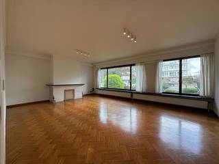 Dit recent opgefriste gelijkvloerse appartement is ideaal gelegen tussen het UZ Gent en het Sint-Pietersstation.Dankzij de uitstekende bereikbaarheid...