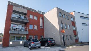 Dit appartement ligt vlakbij het station van Waregem én het centrum.Indeling van het appartement:Inkomhal met apart toilet, woonkamer met half...