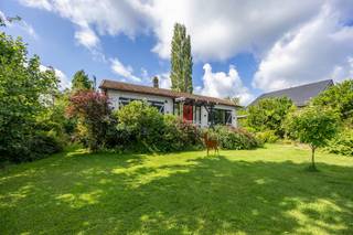 <p><span>Deze woning wordt aangeboden als investeringseigendom. De huidige eigenares blijft de woning nog maximaal 15 jaar bewonen. Bij een klassieke aankoop huurt zij de woning verder aan € 800/maand. Daarnaast is aankoop via lijfrente mogelijk, met een boeket van € 50.000 en een maandelijkse rente van € 565 gedurende maximaal 15 jaar. Wenst u meer informatie of een bezoek ter plaatse? Contacteer Kato via kato@reds.be of +32 3 227 58 58.<br /><br />Bij het betreden van deze charmante woning ervaart u meteen een heerlijk vakantiegevoel, omringd door groen en rust. Via de inkomhal bereikt u de gezellige leefruimte met woon- en eetkamer, waar grote raampartijen een prachtig uitzicht bieden op de fraai aangelegde tuin en de achterliggende weilanden.<br /><br />De leefruimte met gaskachel sluit aan op de open, functioneel ingerichte keuken. Aansluitend bevinden zich een praktische berging/wasplaats met toegang tot de tuin en een badkamer met inloopdouche, toilet en lavabomeubel.<br /><br />Verder beschikt de woning over een comfortabele slaapkamer met zicht op het omliggende groen.<br /><br />De rustige, groene ligging is zonder twijfel een absolute troef. U geniet hier van maximale privacy en een prachtige natuurlijke omgeving, terwijl het centrum van Schilde en alle voorzieningen zich op korte afstand bevinden.<br /></span></p>