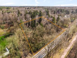 In een groene omgeving gelegen perceel bouwgrond, bestemd voor de oprichting van een woning van het type open bebouwing.Enkele gegevens van het...