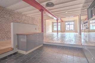 <p>In het hart van Brussel, op wandelafstand van Sint-Katelijne, bevindt zich deze unieke woongelegenheid. Aan het einde van een discreet steegje ontdekt u een bijzonder wooncomplex dat ontstond uit de renovatie van voormalige industriële gebouwen tot authentieke lofts, waar industrieel karakter en hedendaags comfort perfect samenkomen.</p>
<p>Vanaf het eerste moment imponeren de uitzonderlijke volumes: ruime leefruimtes, hoge plafonds, grote industriële raampartijen en zichtbare metalen draagstructuren. Een echte loft in de zuiverste betekenis van het woord. De foto's spreken voor zich.</p>
<p>Gelegen op de tweede verdieping van de residentie, biedt het appartement een originele en comfortabele indeling. Het bestaat uit een ruime inkomhal, een volledig uitgeruste keuken, een royale en lichtrijke leefruimte, één afgesloten slaapkamer, een tweede open slaapruimte, een uitzonderlijk ruime badkamer met douche, een wasruimte en een privatieve kelder.</p>
<p>De wijk Sint-Katelijne en de Kaaien behoort tot de meest levendige en gegeerde buurten van Brussel. Trendy restaurants, cafés, buurtwinkels, culturele hotspots en aangename wandelroutes zorgen voor een unieke levenskwaliteit. Dankzij de nabijheid van metrostation Sint-Katelijne (lijnen 1 en 5), metrostation IJzer (lijnen 2 en 6), tram 51 en talrijke busverbindingen bereikt u vlot alle delen van de stad.</p>
<p>Parkeerplaats: €150/maand.</p>
<p>Gemeenschappelijke lasten: €125/maand (voorschot voor onderhoud en schoonmaak van de gemeenschappelijke delen).<br />Individuele meters voor water, gas en elektriciteit.</p>
<p>EPC: D-<br />Energieverbruik: 206 kWh/m²/jaar<br />Referentie: 20220822-0000619125-01-5</p>