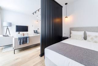 Gelegen in het centrum van Ukkel, op een rustige en gegeerde locatie in Avenue Marie Depage, bevindt zich deze prachtige nieuwbouwstudio van 51 m². De studio is gelegen op het gelijkvloers van een recent en kwalitatief gebouw en biedt een aangename woonomgeving waar comfort, licht en kwaliteit centraal staan.<br /><br />Bij het betreden van de studio komt u terecht in een verzorgde inkomhal met gastentoilet. De volledig uitgeruste open keuken sluit naadloos aan op de ruime en lichtrijke leefruimte. Dankzij de grote raampartijen geniet deze leefruimte van een overvloed aan natuurlijk daglicht, wat zorgt voor een aangename en open sfeer.