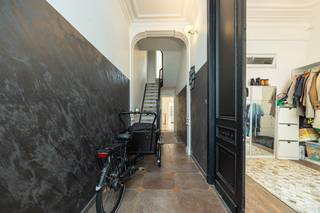 Welkom in deze uitzonderlijk ruime woning op een centrale ligging.  Dit betreft een woning ideaal voor gezinnen, samengestelde families en kangoeroewonen.<br />Met maar liefst 6 volwaardige slaapkamers (mogelijkheid tot 8 slaapkamers), 3 badkamers, 2 keukens, biedt deze woning een zee aan ruimte en flexibiliteit. <br />Elke verdieping onthult nieuwe kansen: van extra leefruimte tot werk- of hobbykamers — hier creëert u eenvoudig een indeling die perfect aansluit bij uw wensen.<br />Bovendien geniet u van een gunstig EPC-label B en een conforme elektriciteit, wat garant staat voor energiezuinig wonen. Een stevige, toekomstgerichte basis waarop u verder kunt bouwen.<br />Kortom, een unieke opportuniteit voor wie op zoek is naar ruimte, comfort en veelzijdigheid op een centrale locatie.<br /><br /><u>Leefruimtes met karakter</u><br />Op het gelijkvloers zorgen twee ruime kamers, een gezellige woonkamer, een grote keuken en een badkamer voor een warme, uitnodigende sfeer. Achteraan wacht een onderhoudsvriendelijke tuin met een zonnig terras van ca. 45 m² — de perfecte plek voor lange zomeravonden, spelende kinderen of rustige momenten in de buitenlucht.<br />De bovenverdiepingen zijn slim en flexibel ingedeeld:<br />- eerste verdieping: twee slaapkamers, een badkamer en een praktische (was)berging.<br />- tweede verdieping: een keuken met aansluitende badkamer en twee ruime slaapkamers — ideaal als aparte leefunit.<br />- derde verdieping: opnieuw twee ruime slaapkamers en een wasplaats met achterliggende badkamer.<br />De droge kelder van ca. 80 m², uitgerust met een nieuwe Vaillant condensatieketel, biedt extra opslag en technische ruimte. De aanwezigheid van 3 gasmeters en 2 elektriciteitsmeters onderstreept het unieke potentieel van deze woning.<br /><br />De geafficheerde prijs betreft een minimumprijs. Biedingen vanaf dit bedrag zullen in overweging genomen worden.<br /><br /><br /><br />📩 Meer info of een bezoek: info@wellimmo.net<br />📞 03/225 00 68 of 0468/07 55 56 (Gerd)<br /> 