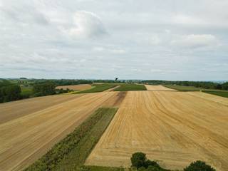 <p>Bent u op zoek naar de perfecte locatie om uw droomwoning te realiseren?<br />Dan biedt dit mooie perceel bouwgrond van 1043m² in het landelijke Mater een unieke kans. Ideaal voor het oprichten van een halfopen bebouwing op een groene en rustige locatie met prachtig open zicht achteraan.</p><p>Kenmerken van het perceel:</p><p>Oppervlakte: 10a43ca<br />Straatbreedte: 17 meter<br />Diepte: 55,5 meter<br />Rustige ligging met groene vergezichten<br />Uitstekende bereikbaarheid<br />Geniet van de rust van het platteland zonder in te boeten aan comfort. Winkels, scholen, openbaar vervoer en belangrijke invalswegen bevinden zich op een boogscheut.</p><p>Bouwvoorschriften:<br />Max bouwbreedte: 9m<br />Max. bouwdiepte: 18m (gelijkvloers), 12m (verdieping)<br />Max nokhoogte: 12m<br />Max kroonlijsthoogte: 6m<br />Het bouwen van een veranda is mogelijk binnen de bouwzone.<br />Een carport is mogelijk inpandig of wordt gezien als bijgebouw.<br />Zijtuinstroken moeten bouwvrij blijven<br />Inplanting conform verkavelingsplan<br />Bouwmaterialen dienen in harmonie te zijn met de omliggende bebouwing<br /> </p><p>Waarom kiezen voor dit perceel?</p><p>Rustige, groene omgeving<br />Goede verbindingen<br />Ruime bouwmogelijkheden<br />Harmonieuze verkaveling<br />Prachtig achterliggend uitzicht</p><p>Een uitgelezen kans om te bouwen in het pittoreske Ename/Mater ,waar rust, natuur en bereikbaarheid hand in hand gaan.</p><p>Heeft u interesse of vragen? Neem gerust contact op met ons kantoor voor meer informatie of een plaatsbezoek.</p>