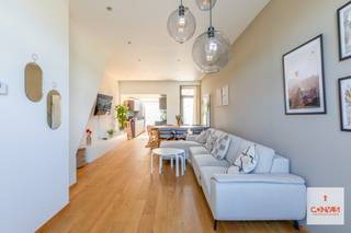 Deze woning is gelegen op een centrale ligging nabij verschillende buurtwinkels, scholen, uitvalswegen, het openbaar vervoer en op fietsafstand...