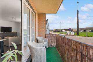 <p>Bezoekdag (op afspraak)</p><p>Op zoek naar een instapklaar gelijkvloers appartement waar licht en comfort samenkomen? Dit pareltje in Wakken (Dentergem) is tot in de puntjes afgewerkt en biedt een unieke kans voor wie onmiddellijk wil genieten of slim wil investeren.</p><p>Lichtrijk wonen met zicht op groen: De ruime leefruimte is het kloppend hart van het appartement. Dankzij de grote raampartijen baadt de woning in het natuurlijke licht. Via de living stap je zo het gezellige terras op, waar je geniet van een prachtig uitzicht over de achtergelegen groene velden. De moderne open keuken met praktische berging sluit naadloos aan op de zithoek, wat zorgt voor een optimaal ruimtegevoel.</p><p>Comfort en kwaliteit: Het appartement beschikt over een grote en een kleinere slaapkamer, een apart toilet en een netjes afgewerkte badkamer. Alles is met oog voor detail onderhouden. Een grote troef? De aanwezigheid van een eigen autostaanplaats. Bovendien kan het appartement inclusief meubels worden aangekocht – een ideale opportuniteit voor starters of investeerders die op zoek zijn naar een zorgeloze start!</p><p>Toplocatie: Gelegen op een fijne locatie met lokale winkels, scholen en gezellige restaurantjes op wandelafstand. Hier combineer je het dorpsgevoel met modern wooncomfort.</p><p>Mis deze unieke kans op een volledig instapklaar gelijkvloers appartement niet!</p><p>Klaar om dit vastgoed te ontdekken? Contacteer uw vastgoedmakelaar Leen op 0478/69.84.34 of mail naar Leen@altro-vastgoed.be.</p>