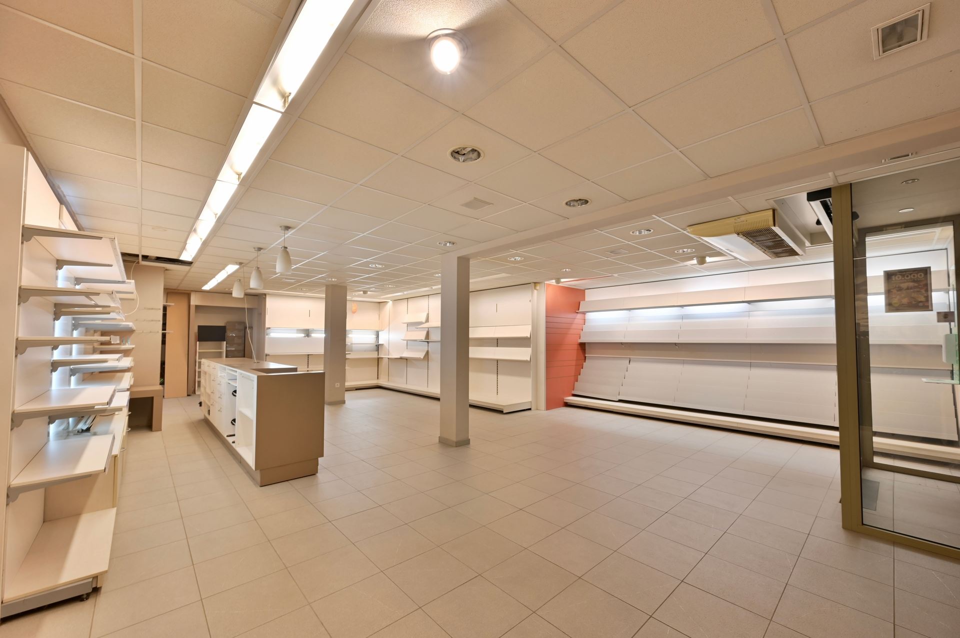Retail space with apartment - photo 4