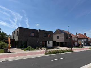 <p>Ontdek deze drie prachtige halfopen nieuwbouwwoningen die uitblinken in ruimte, comfort en energiezuinigheid. Elke woning is gelegen op een perceel van meer dan 800 m² en beschikt over een carport, een praktisch tuinhuis en een ruime tuin waar u volop kunt genieten van rust en privacy. De woningen werden gebouwd volgens de nieuwste technieken en normen en behalen een uitstekend S-peil van 27 en E-peil van 7, wat resulteert in een bijzonder laag energieverbruik. Dankzij de aanwezigheid van zonnepanelen, een warmtepomp en vloerverwarming geniet u niet alleen van een aangenaam wooncomfort, maar ook van lage energiekosten. Binnenin vindt u een lichtrijke leefruimte met een volledig uitgeruste open keuken, een praktische berging, drie volwaardige slaapkamers en een stijlvolle badkamer voorzien van zowel een inloopdouche als een ligbad. Deze woningen bieden een ideale combinatie van hedendaags wooncomfort, duurzame technieken en een uitzonderlijke woonomgeving met veel buitenruimte. Interesse? Maak een afspraak via Matthijs op 0470077241 of matthijs@immogeernaert.be</p>