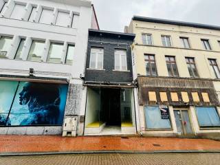 Deze recent gerenoveerde handelszaak is goed gelegen in het centrum van Tienen tevens op wandelafstand van het treinstation. Het pand omvat op het gelijkvloers: vitrine, praktijkruimte, leefruimte (of indien nodig extra praktijkruimte), wasplaats met douche, terras en tuin. Verwarming via CV op aardgas. De PVC- en ALU-ramen zijn grotendeels dubbele beglazing.