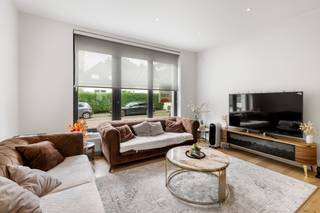 <ul>
	<li>Gelijkvloers appartement met tuin in het centrum van Oostende!</li>
	<li>Gelegen in een rustige straat nabij het <strong>Maria-Hendrikapark</strong> te Oostende, treffen we dit instapklare gelijkvloers appartement aan. </li>
	<li>Indeling: leefruimte met open moderne keuken, badkamer, toilet, <strong>2 volwaardige slaapkamers en tuin!</strong></li>
	<li><u><strong>Troeven van dit appartement: </strong></u><br />- Bewoonbare oppervlakte: <strong>94 m²</strong><br />- Gelijkvloers appartement in een kleine, rustige residentie (geen syndic!)<br />- Energiezuinig wonen: <strong>EPC-label A</strong><br /><strong>- Volledig gerenoveerd</strong> met moderne afwerking<br />- privatieve kelderberging aanwezig</li>
	<li><strong>Actueel verhuurd</strong> aan €820 + €50 algemene kosten</li>
</ul>