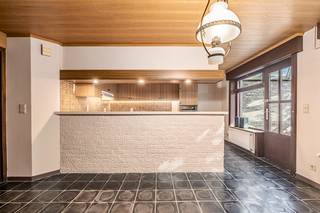 Deze op te frissen woning is gelegen in de zeelaan te Oostende. <br /><br />De indeling is als volgt: inkom met gastentoilet, garage, woonkamer met open keuken (Dovy, 2021), veranda. <br />Op de verdiepingen: woonkamer met terras, 3 slaapkamers, badkamer, 4<sup>de</sup> slaapkamer / bureau. <br /><br />Buiten is er een ruime tuin ( waaronder een perceel bouwgrond - 271m<sup>2</sup>) en oprit voor 2 wagens.<br /><br />De woning is rustig gelegen nabij shoppingcenter Middelkerke, tram-en bushalte en op wandelafstand van het strand. <br /><br />(wg,vg,gvv,gmo,vkr, epc: 274 - C uc: 3925723-res-1, P&G-score: A)