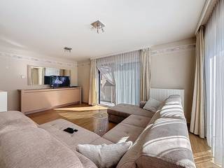 Bel appartement (m²) bien entretenu et lumineux à louer avec 2 chambres, garage et trois terrasses d'une superficie totale de 12 m². Situé dans...