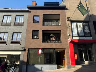 ESPACE COMMERCIAL MODERNE ET CENTRAL Situé dans la rue du Pont (Brugstraat), dans le prolongement de la rue commerçante de Grammont, se trouve...