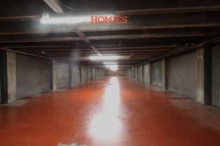 Deze afgesloten garagebox situeert zich aan de Vanden Tymplestraat 37. De ondergrondse garage wordt afgesloten met een elektrische poort die...