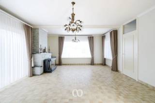 SIGN UP FOR THE FIRST VISIT MOMENT OF FRIDAY, SEPTEMBER 18TH VIA OUR WEBSITE!<br /><br />Are you looking for a sturdy single-story house with a beautiful garden near the center of Oudenaarde? Found it!<br /><br />The bright living spaces, spacious garden, practical layout, and excellent location just a stone's throw from the center of Oudenaarde and the Donk pond are just a few of the many assets we find here.<br /><br />LAYOUT:<br /><br />GROUND FLOOR:<br />You enter the house through the entrance hall with a guest toilet. From here you have access to the spacious and bright living room. Next to it is the kitchen. Furthermore, the house has a bathroom with an extra toilet, two full bedrooms, a cool storage room, and a practical laundry room.<br /><br />ATTIC:<br />The house has a spacious attic that is also ideal for storage.<br /><br />GARDEN:<br />Behind the house is a beautiful and spacious garden where you can enjoy the outdoor space in peace.<br /><br />Does this house seem like something for you? Then do not hesitate and contact us today to schedule a visit!