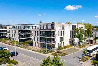 Verlaagd btw tarief 6% mogelijk indien aan de voorwaarden voldaan!<br />Laatst beschikbaar appartement met 2 slaapkamers in de succesvolle ontwikkeling "Woonpark Sint-Vincentius". <br /><br />Op de derde verdieping van residentie Ter Weezen bevindt zich deze energiezuinige penthouse (92,20 m²) met een terras van 14,24 m².<br /><br />Indeling: inkomhal, apart toilet, leefruimte, open keuken met technische berging, extra berging, badkamer en 2 slaapkamers. Vanuit de leefruimte is er directe toegang tot het terras.<br /><br />Troeven:<br />- Hernieuwbare energie: warmtepompen & zonnepanelen<br />- Vloerverwarming<br />- Zonwerende screens voorzien<br />- Groene omgeving, vlak bij de gemeentekern<br />- BEN appartementen (E20) = 100% vrijstelling op onroerende voorheffing eerste 5 jaar<br /><br />Ter Weezen is de laatste fase van de totaal ontwikkeling Woonpark Sint-Vincentius. Het is een tijdloos en energiezuinig gebouw waar je graag thuis komt!