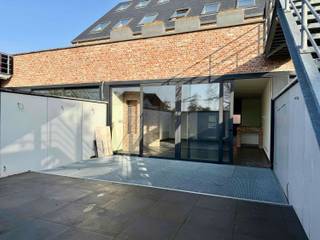 Rustiger kan je nauwelijks wonen het #centrum van #Zonhoven.<br /><br />#Licht en ruimte in het #appartement en rust op het terras, dat is de troef van Donkweg 7 bus 2.<br />Over het terras loopt u zo naar de carport en bent u weer weg. Dat is gewoon heel erg handig.<br /><br />Dit appartement, gebouwd in 2016, biedt alles wat een moderne bewoner zoekt.<br />Afgewerkt met #parket in de leefruimtes, 2 badkamers, 2 toiletten, 3 slaapkamers en in de kelder een grote polyvalente ruimte en een  giga berging en wasruimte.<br />Het #terras ligt aan de achtergevel en is zuidwest gericht.<br /><br />De terrassen van dit appartement bieden niet alleen voldoende ruimte voor #zonnebedden en een ruime #tafel om met vrienden en familie het leven te vieren maar ook ruimte voor de liefhebbers om buiten een #sportplekje te maken, een #jaccuzzi te plaatsen of om weg te dromen in je eigen super-de-luxe #glamping onder de sterrenhemel. De wasmachine kan werken op regenwater en op stadswater, 2 toiletten werken op regenwater, 1 op stadswater.<br /><br />Het appartement is onmiddellijk beschikbaar.<br /><br />Meer info?<br />Realisten makelaars<br />011 18 60 60