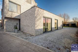 De liggingGunstig gelegen woning, vlakbij het centrum van Zulte voorzien van allerhande winkels, horecazaken alsmede sport- & cultuurfaciliteiten...