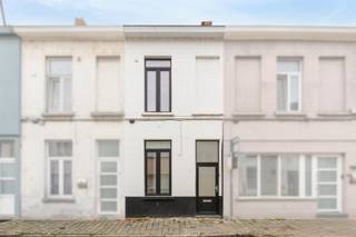 <p><span>Deze instapklare rijwoning met twee slaapkamers is gelegen aan Brugse poort, een volledig upcoming buurt op fietsafstand van het historische centrum van Gent! De woning werd totaal gerenoveerd in 2020 naar het hedendaags wooncomfort met een warme uitstraling.</span></p><p><span>Er is een aparte inkomhal die verder toegang geeft tot de leefruimte met een mooie parketvloer. Aansluitend bevindt zich de keuken, waar een lichtkoepel zorgt voor natuurlijke lichtinval. Op de eerste verdieping bevindt zich één slaapkamer en een grote badkamer. Verder is de tweede verdieping een absolute meerwaarde met de ruime zolderkamer, die naar eigen wens kan worden ingericht als extra slaapkamer, bureau of hobbyruimte.</span></p><p><span> </span></p><p><span>De belangrijkste troeven op een rij:</span></p><p><span> </span></p><ul><li><span>Volledige renovatie in 2020 </span></li><li><span>Gelegen dichtbij het prachtige Bourgoyen-Ossemeersen</span></li><li><span>Ruime zolderkamer (23,5 m²)</span></li><li><span>Badkamer met inloopdouche</span></li><li><span>Twee afzonderlijke bergruimtes</span></li><li><span>Een buurt die volledig wordt opgewaardeerd</span></li><li><span>Interessant als investering voor verhuur (BAR 4%)</span></li></ul><p><span> </span></p><p><span>Deze woning is dus ideaal voor wie zonder grote renovatiewerken wil verhuizen en dichtbij Gent centrum wil wonen. Twijfel niet en plan zo snel mogelijk een bezichtiging met Anthes via <span>anthes@defooz.com</span></span><span> of op het nummer 09 225 00 78</span></p>