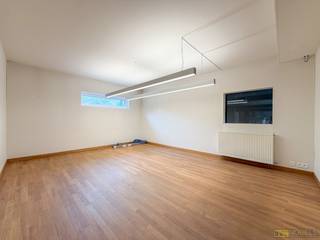 Op zoek naar een <strong>PRAKTISCHE </strong>en <strong>VEELZIJDIGE</strong> ruimte voor jouw professionele activiteit? Deze instapklare ruimte van <strong>ca. 41,5 m²</strong> is ingedeeld in <strong>TWEE AFZONDERLIJKE COMPARTIMENTEN</strong> en biedt tal van mogelijkheden. Ze is uitermate geschikt als <strong>KANTOOR, PRAKTIJKRUIMTE EN STUDIO</strong> en leent zich perfect voor onder meer kinesitherapie, schoonheidsverzorging, sportcoaching, diëtiek, lifestylecoaching, nagelstyling en tal van andere beroepsactiviteiten. De ruimte is uitgerust <strong>MET ELEKTRICITEIT, INTERNET </strong>en <strong>VERLICHTING</strong>, zodat je meteen aan de slag kunt. Bovendien is een <strong>AUTOSTAANPLAATS </strong>inbegrepen. <br /><br /><strong>EXTRA TROEF: </strong>er is een afzonderlijk toilet, een doucheruimte en een keukentje aanwezig.<br /><br />Adres: Tempelstraat 10a - 9700 Oudenaarde<br />Onmiddellijk beschikbaar<br />Huurprijs: €450/maand (inclusief internet en elektriciteit) + 21% BTW