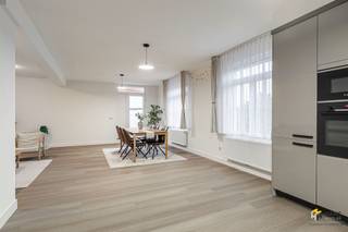 <p><span>Instapklaar appartement (125 m²) met 3 slaapkamers en terras (13 m²) in Wilrijk</span></p><p><span>Dankzij de centrale ligging nabij het dorpscentrum geniet dit appartement van een uitstekende bereikbaarheid. Met de wagen bereik je in een mum van tijd de snelweg en omliggende verbindingswegen, terwijl ook het openbaar vervoer en verschillende velo-stations zich vlakbij bevinden.</span></p><p><span>Het appartement bevindt zich op de bovenverdieping van een kleinschalig gebouw met slechts twee verdiepingen. Het gebouw werd opgericht in 2023 en voldoet volledig aan de hedendaagse normen, waardoor je hier zonder zorgen kan intrekken. Het dak is geïsoleerd en voorzien van zonnepanelen, de elektriciteit is conform en de PVC-ramen zijn voorzien van dubbele hoogrendementsbeglazing. Momenteel is het appartement verhuurd aan €1.500/maand.</span></p><p><span>Binnenin geniet je van een lichtrijke leefruimte met open, volledig geïnstalleerde keuken, samen goed voor een royale oppervlakte van 53 m². Vanuit de woonkamer heb je toegang tot het terras van 13 m² met noordoostoriëntatie.</span></p><p><span>Verder beschikt het appartement over drie volwaardige slaapkamers van 10 m², 15 m² en 22 m². De badkamer (7 m²) is uitgerust met een inloopdouche, lavabomeubel, handdoekdroger en toilet. Daarnaast zijn er nog een tweede, apart toilet en een praktische berging/wasplaats (4 m²) aanwezig.</span></p><p><span> </span></p>