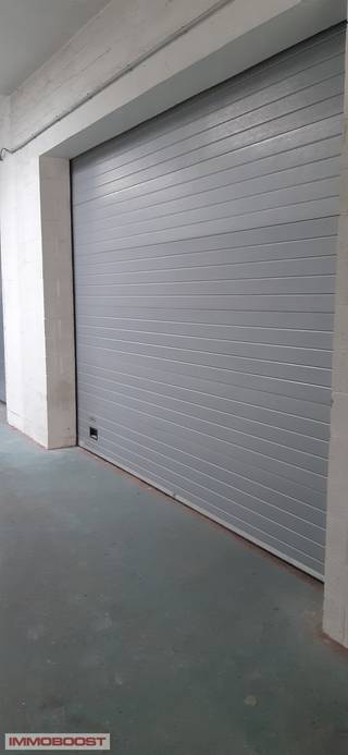 Antwerpen - Hoboken, nabij kaaien, professionele magazijn - unit van 100m², hoge sectionaalpoort, water, elektriciteit, voldoende parkeergelegenheid 100% veilig en droog, zeer centraal gelegen nabij centrum - Antwerpen en alle autostrades