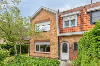 Deze op te frissen half open bebouwing is voorzien van 3 slaapkamers, een tuin en een garage. Brugge centrum als eveneens de autostrade bevinden zich slechts op enkele minuten rijafstand. Ook andere voorzieningen bevinden zich in de dichte nabijheid (scholen, handelszaken, openbaar vervoer,...).Indeling:Gelijkvloers- Ruime inkomhal - Woonkamer - Keuken - Veranda- ToiletEerste verdieping:- Slaapkamer 1 - Slaapkamer 2 - Slaapkamer 3 - Badkamer Extra's:- Tuin- Uitgestrekte oprit- Garage aanwezig- Kelder- Zolderverdieping die mogelijkheid biedt tot 4de kamer (+/- 30m²)EPC: 345 kWh/m²EPC: Bestuursmaatregelen in het maatregelenregister: in aanvraag