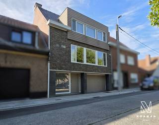 Ruime woning (4 slk mogelijk) met mooie tuin in rustige straat in Beveren-Leie<br /><br />In een rustige straat in Beveren-Leie, maar vlot bereikbaar, ligt deze zeer ruime, kloeke woning met grote tuin. <br /><br />We komen deze bel-étagewoning binnen via de hall. Op de eerste verdieping vinden we de grote ingerichte keuken en de lichtrijke leef- en zitruimte die rechtstreeks toegang geeft tot het aangename zonneterras met een trap naar de mooie tuin. Op de 2e verdieping vinden we 3 slaapkamers (herinrichten naar 4 slaapkamers mogelijk) en een badkamer met lavabo, bad en toilet. Via een luik is er toegang tot de zolder. <br /><br />De woning heeft op het gelijkvloers nog een grote inpandige garage, een bergruimte en een multifunctionele ruimte (vb wasplaats). Vanuit de garage is er rechtstreeks toegang tot de mooie tuin via een overdekt terras. <br /><br />PLUSPUNTEN:<br />+ 231 m² bewoonbare oppervlakte<br />+ geen renovatieverplichting <br />+ mooie tuin<br />+ vlotte bereikbaarheid