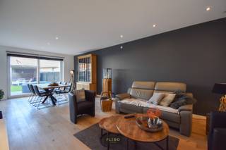 Deze aangename, recente woning bevindt zich in een rustige verkaveling vlakbij de Zeedijk en het commerciële centrum van Wenduine. De woning...