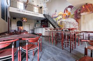 Dit mooie statige pand in het midden van de stationsstraat van Landen heeft heel wat te bieden.<br />Het voormalige Leffe café met enorm veel oppervlakte en een feest/fuifzaal van maar liefst 334m² zoekt een nieuwe uitbater of een investeerder met ideeën.<br />Het pand is beschikbaar voor allerhande doeleinden en dient niet opnieuw een HORECA gelgenheid te blijven.<br />Dit perceel van bijna 10are in het centrum kan uiteraard vrij ingedeeld worden.<br />In het café is alles nog aanwezig, van toog tot tafels, bar, koelkasten, noem maar op.<br /><br />Achter het café, via een aparte ingang komen we uiteraard in de feestzaal terecht.<br />Ook deze zaal met volledig ingerichte toog en industriële keuken staat te wachten op een volgende gelegenheid.<br />Deze feestzaal is Vlarem2 gekeurd en conform.<br />Via de feestzaal en keuken zijn er aparte uitgangen naar de buitenparking achteraan.<br />Deze parking of binnenruimte kan gemakkelijk 10 wagens stallen. <br /><br />De verschillende verdiepen van dit pand tellen aparte kamers. Deze kamers werden ingericht als vergaderzalen met aparte keuken/kitchenette en een liftdeur tot op het gelijkvloers.<br /><br />Zolder is er uiteraard ook over de ganse oppervlakte van het pand, de zolder werd op dit moment niet benut.<br /><br />Ben je benieuwd naar dit pand of zie je jouw project hier tot leven komen, aarzel dan niet en neem contact met ons op.<br />