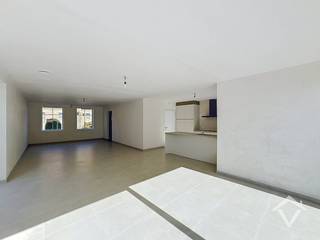 Deze alleenstaande nieuwbouwwoning is gelegen te Bovekerke en bestaat uit: inkomhal - toilet - grote living - keuken - berging - wasplaats - terras - tuin - tuinhuis - nachthal - toilet - badkamer - 3 slaapkamers - bureau - zolder. <br /><br />Troeven van deze woning: <br />- zonnepanelen aanwezig <br />- energiezuinig <br />- grasmatten worden in de eerste weken gelegd<br /><br />EPC: woning in aanbouw. Vrij 1/10/2026. Huurprijs 1195 €/mnd.