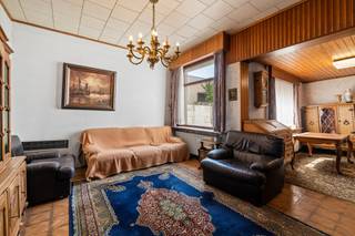 <p>Bent u op zoek naar een woning die u volledig naar uw eigen smaak kunt renoveren? Dan is deze <u>halfopen bebouwing in het charmante Waarschoot </u>precies wat u zoekt!</p>

<p>Gelegen aan de rand van het centrum geniet u hier van een vlotte bereikbaarheid, terwijl winkels, scholen en openbaar vervoer zich op korte afstand bevinden.</p>

<p>De woning beschikt momenteel over <strong>2 volwaardige slaapkamers</strong>, met de mogelijkheid om een <strong>derde slaapkamer</strong> te creëren op de zolder. Dankzij de <strong>vaste trap</strong> is deze ruimte perfect geschikt om verder af te werken en optimaal te benutten.</p>

<p>Dit betreft een <strong>totaalrenovatieproject</strong>, ideaal voor handige doe-het-zelvers, investeerders of gezinnen die hun droomwoning volledig naar eigen wensen willen realiseren.</p>

<p>Verder beschikt de woning over een <strong>inpandige garage</strong> en verschillende tuinbergingen die heel wat opbergruimte bieden. Wie ervoor kiest om deze bijgebouwen te verwijderen, creëert een prachtige, ruime tuin waar u in alle rust kunt genieten van het buitenleven.</p>

<p><strong>Troeven van deze woning:</strong></p>

<ul><li>Charmante ligging in Waarschoot, aan de rand van het centrum.</li><li>Halfopen bebouwing met veel potentieel.</li><li>2 slaapkamers met mogelijkheid tot een 3de slaapkamer op zolder.</li><li>Vaste trap naar de zolder.</li><li>Inpandige garage.</li><li>zijpoortje voor fietsen.</li><li>Mogelijkheid tot een ruime en zonnige tuin.</li><li>Ideaal renovatieproject met tal van mogelijkheden.</li></ul>

<p>Bent u klaar om van deze woning een echte parel te maken? Neem dan snel contact op voor een bezoek en ontdek zelf de vele mogelijkheden die deze eigendom te bieden heeft.</p>