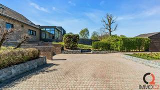 <p>Uniek gelegen instapklare eengezinswoning op een perceel van maar liefst 20 A 07 CA grenzend aan natuurreservaat Schulensbroek en vlakbij de gezellige dorpskern van Schulen.<br /><br />De <span><strong>indeling </strong></span>is als volgt:<br /><br /><strong><span>Gelijkvloers</span></strong><br /><span><em><br />Interieur</em></span><br />+ Inkomhal met aparte vestiaire<br />+ Grote leefruimte op parket bestaande uit zithoek met inbouwcassette en eethoek<br />+ Prachtige aanbouw tuinkamer met grote schuifraampartijen en een prachtig zicht op de tuin en achtergelegen natuur<br />+ Volledig geïnstalleerde en recent gerenoveerde keuken met keukeneiland, voorzien van Dekton werkblad en kwaliteitstoestellen<br />+ Hal<br />+ Ingerichte badkamer met ligbad, inloopdouche, lavabomeubel en sierradiator<br />+ Aparte WC met handenwasser<br />+ Ruime gerieflijke berging/wasplaats<br />+ Slaapkamer 1 / bureau<br /><br /><span><em>Exterieur</em></span><br />+ Mooi aangelegde en volledig omheinde voor- en achtertuin <br />+ Riant zonneterras grenzend aan tuinkamer met prachtige groene vergezichten<br />+ Tuinhuis<br />+ Moestuin<br />+ Volledig beklinkerde oprit met geautomatiseerde toegangspoort<br />+ Beklinkerd pad naar moestuin<br /><br /><strong><span>Eerste verdieping</span></strong><br />+ Nachthal met overloop en ingebouwde kastenwand/dressing<br />+ Slaapkamer 2 met inbouwkasten en aansluitende zolderruimte (berging)<br />+ Zolderruimte (hier bevinden zich watervoorziening K/W water – omvormer zonnepanelen – centrale alarm)<br />+ Slaapkamer 3 (airco aanwezig)<br />+ Slaapkamer 4 (airco aanwezig)<br /><br />De woning is volledig <strong><span>onderkelderd</span></strong>: <br />Grotendeels volwaardige kelder – deels kruipkelder.<br />+ Voorraadkelder/bergkelder<br />+ Inpandige garage met automatische sectionaalpoort<br />+ Fietsenberging/berging met toegang naar kruipkelder<br /><br />Centrale verwarming op stookolie. Inbouwcassette in de leefruimte.<br /><br />Airco’s in tuinkamer en 2 slaapkamers boven.<br /><br />Elektrische installatie niet conform het AREI. Slechts kleine opmerkingen.<br /><br />G-score: C.<br />P-score: D.<br /><br />De woning is asbestveilig (maar niet asbestvrij: asbest onderdak – zorgvuldig beheren).<br /><br />EPC: 296 kWh/m²/jaar, UC: 3813278. Energielabel C. GEEN renovatieverplichting.<br />Zonnepanelen (5.900 Wp) aanwezig – met groenestroomcertificaten.<br /><br />Bestemming volgens gewestplan: deels woongebied met landelijk karakter + deels landschappelijk waardevol agrarisch gebied.<br /><br />Prachtige woning waar de tijd niet is blijven stilstaan.<br />+ 2009 - 2011: zonnepanelen werden geplaatst<br />+ 2013: renovatie/opfrissing interieur<br />+ 2016: parket in leefruimte<br />+ 2016: aanbouw tuinkamer met verhoogd terras<br />+ 2022: nieuwe keuken<br /><br />Strategisch en doch landelijk gelegen in Schulen, met groene vergezichten (nabij Schulensmeer), doch nabij het centrum van Schulen met al zijn voorzieningen (scholen, kinderopvang, winkels, horeca, openbaar vervoer etc.).<br /><br />Tevens goede bereikbaarheid naar op – en afritten complex en het klaverblad E313 en E314. Een uitgebreid wandel- en fietsroutenetwerk ligt letterlijk binnen handbereik. Een absolute aanrader!</p>