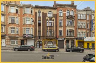 Immo Van Middelem verkoopt dit gerenoveerde appartement (+/- 80 m²) met 2 slaapkamers en tuin op wandelafstand van winkels en openbaar vervoer.Het...