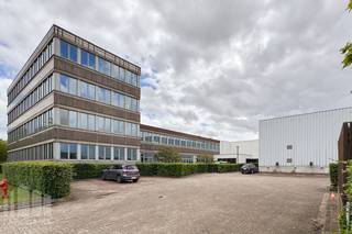 Bedrijfsgebouw met <strong> van 158 m² tot 2.332 m² kantoorruimte</strong> (opslag eveens mogelijk).<br />Gelegen in Satenrozen, uitstekend bereikbaar via de E19, op 20 min van Antwerpen en 30 min van Brussel.<br /><br />De kantoorruimtes zijn afgewerkt met tegels en tapijt voor extra comfort.<br /><br />Mogelijkheid tot opslag van 1.316 m² tot 11.730 m², met vrije hoogte van 4 m tot 8 m en een vloerbelasting tot 5 ton/m², ideaal voor opslag en zwaar materieel. Voor een vlotte logistiek zijn sectionaalpoorten en laad- en loskaden aanwezig.<br /><br />Het pand beschikt over ruime parkeermogelijkheden, inclusief laadpunten voor elektrische voertuigen, en catering- en cafetariafaciliteiten voor het personeel.<br /><br />Contacteer<strong> PANORAMA B2B</strong> voor bijkomende informatie, plannen of een vrijblijvend plaatsbezoek <strong>0477 07 30 30.</strong>