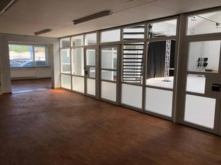 TE HUUR:Kantoor + showroom van in totaal +/- 365m².Langs de Pierstraat aan de afrit Kontich E19Mogelijkheid om magazijn bij te huren en verhard...